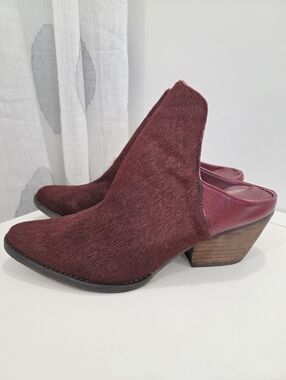 Very Volatile Los Angeles Chica | Burgundy calf hair mules | Size 7